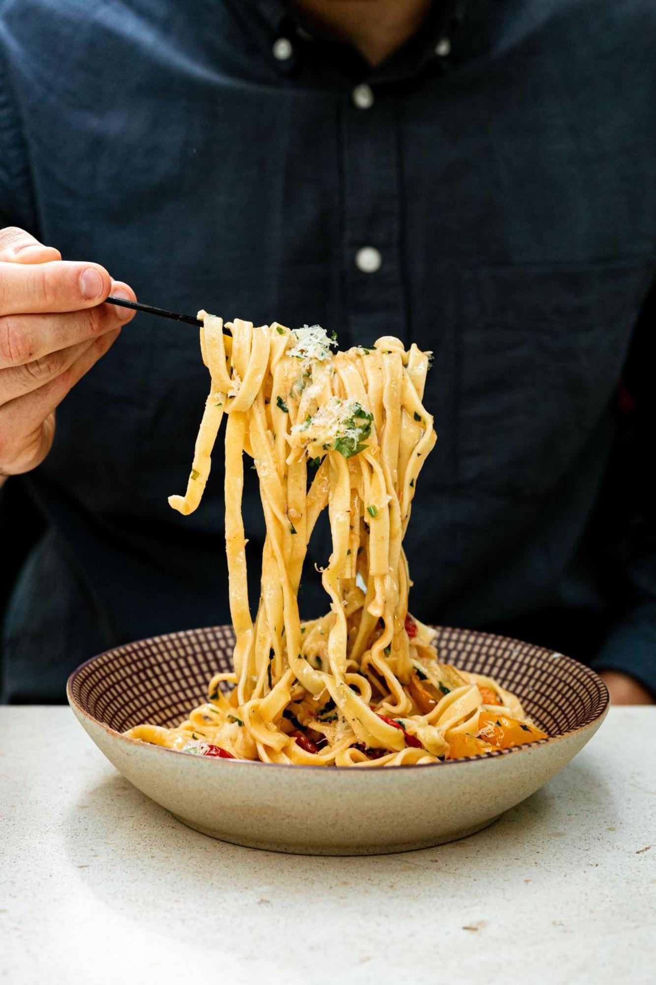 Verno House Budapest, Vignette Collection By Ihg 外观 照片 A person eating pasta with chopsticks