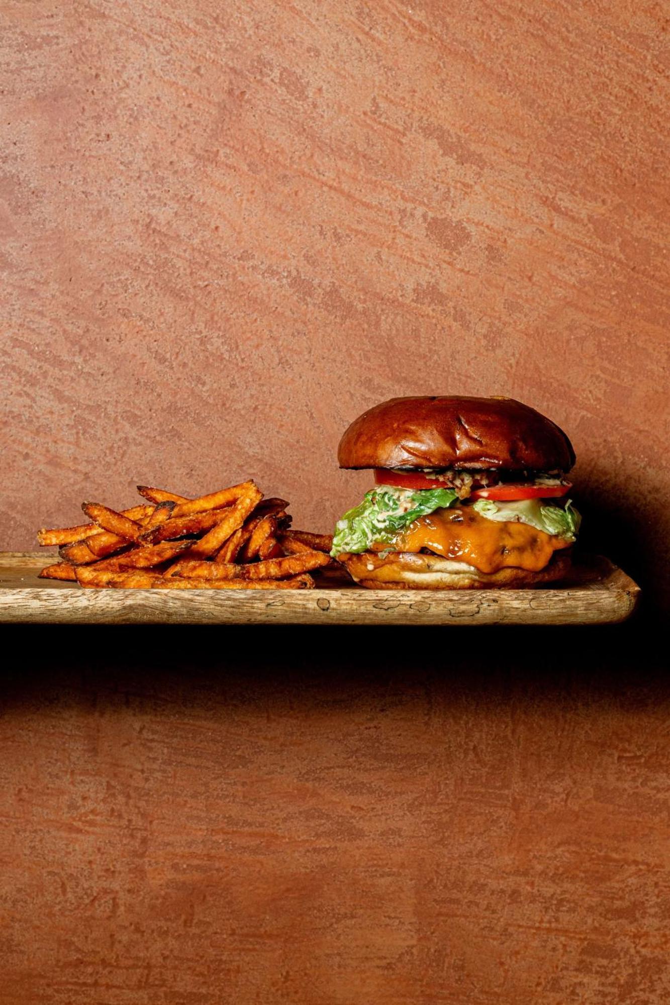 Verno House Budapest, Vignette Collection By Ihg 外观 照片 A cheeseburger with fries